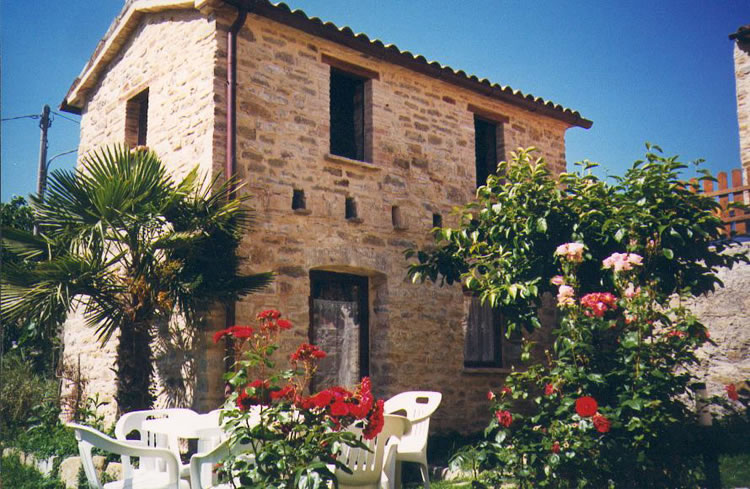 Ferienhaeuser und Ferienwohnungen Assisi Nocera Serre di Parrano